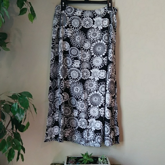 Dresses & Skirts - New CROFT & BARROW Light weight Maxi Skirt C47